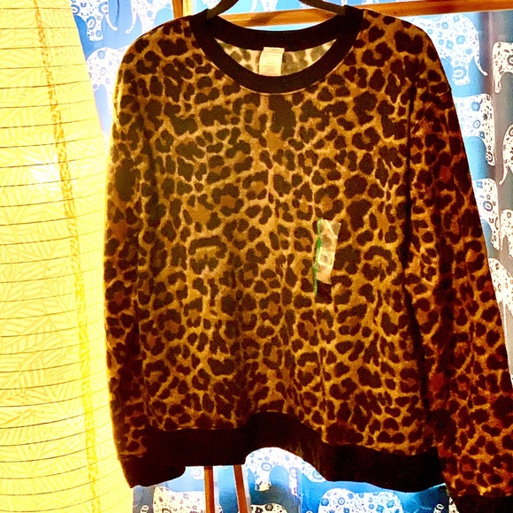 🆕 Sassy Snuggly Cheetah Print Sweatshirt - Picture 1 of 5